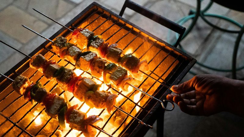 Nướng thịt 2 lần giúp thịt chín đều, mềm mọng và thấm đậm gia vị Nướng thịt 2 lần giúp thịt chín đều, mềm mọng và thấm đậm gia vị