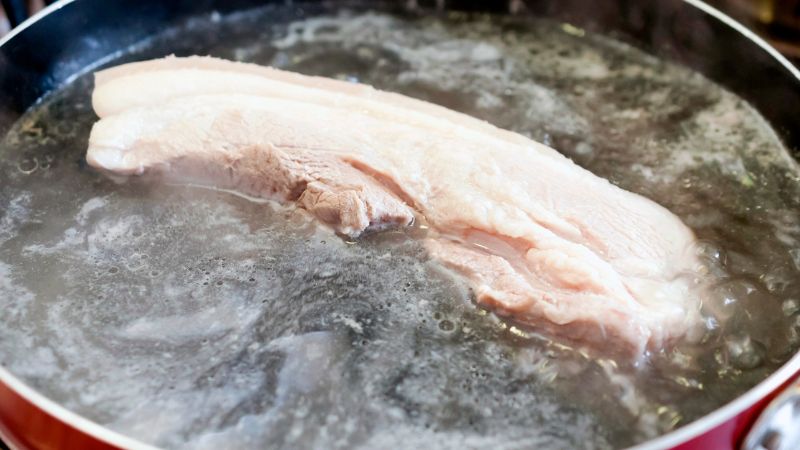 Luộc sơ thịt trước khi nướng giúp thịt mềm hơn, giữ nước và rút ngắn thời gian nướng Luộc sơ thịt trước khi nướng giúp thịt mềm hơn, giữ nước và rút ngắn thời gian nướng