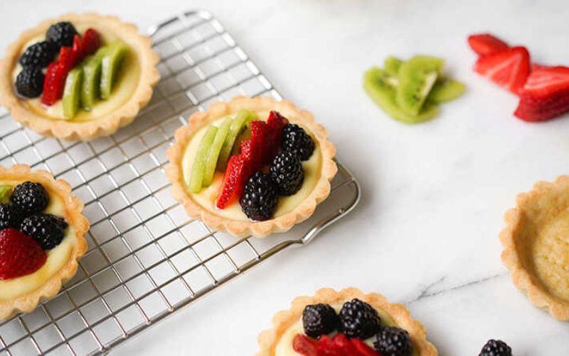 Bánh tart trái cây giòn thơm đẹp mắt với trái cây tươi Bánh tart trái cây giòn thơm đẹp mắt với trái cây tươi