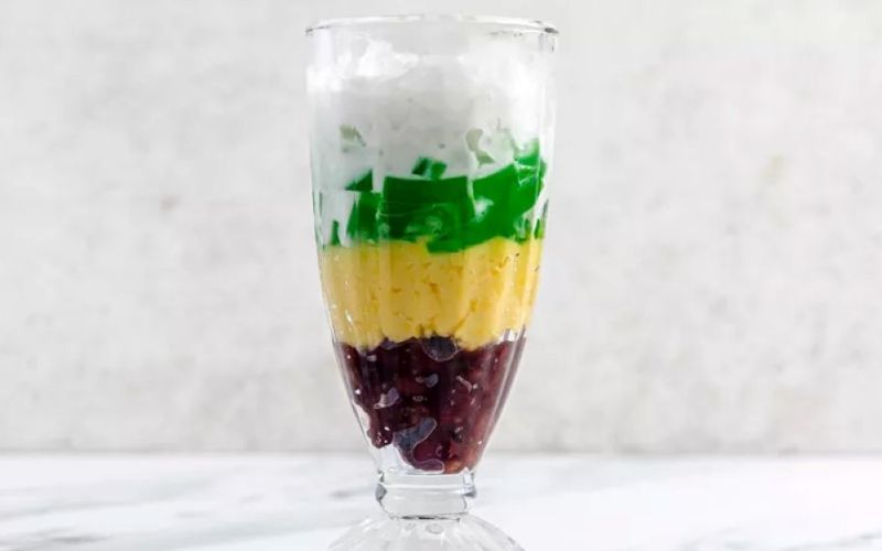 Chè ba màu rực rỡ mát lạnh được nhiều người yêu thích Chè ba màu rực rỡ mát lạnh được nhiều người yêu thích