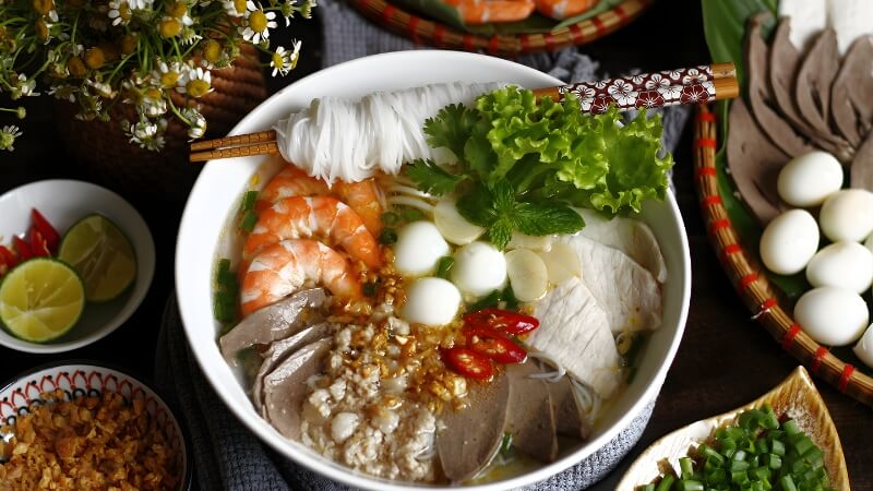 Hủ tiếu Nam Vang – Sợi dai, nước lèo ngọt từ xương và mực khô