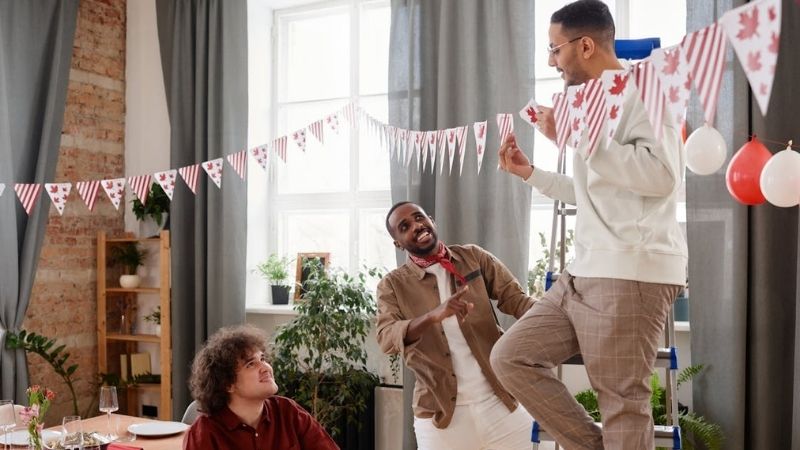 Nhờ bạn bè thân thiết hỗ trợ trang trí tiệc