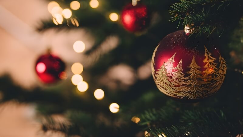 Hình ảnh Giáng sinh đẹp lung linh tông màu rực rỡ, ánh sáng lan tỏa tạo điểm nhấn rõ nét