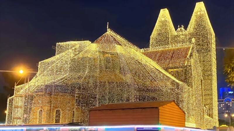 Hình ảnh lễ Giáng sinh ở Việt Nam cửa hàng cà phê trang trí Noel, phù hợp minh họa đời sống đô thị