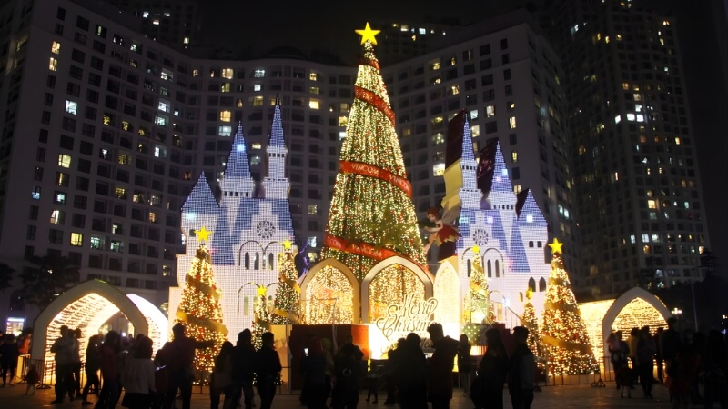 Hình ảnh lễ Giáng sinh ở Việt Nam với cảnh chợ và cửa hàng bày bán đồ trang trí Noel đặc trưng