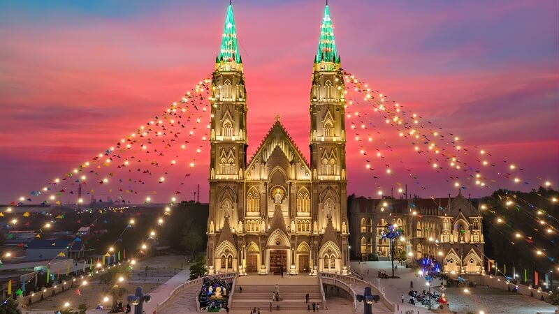 Hình ảnh lễ Giáng sinh ở Việt Nam cảnh gia đình trang trí cây thông trong không gian sống ấm áp