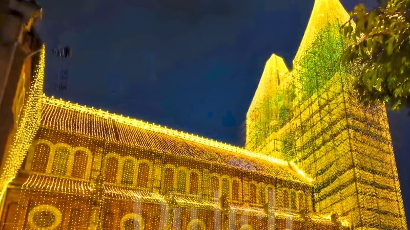 Hình ảnh lễ Giáng sinh ở Việt Nam phố cổ rực rỡ đèn, phản ánh sự hòa nhập văn hóa mùa lễ hội