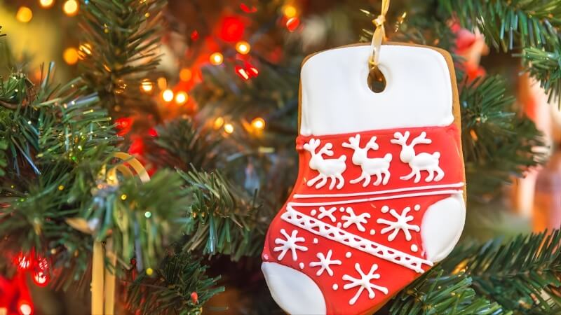 Hình ảnh Giáng sinh đẹp lung linh chi tiết trang trí tinh tế trên nền ánh sáng ấm áp