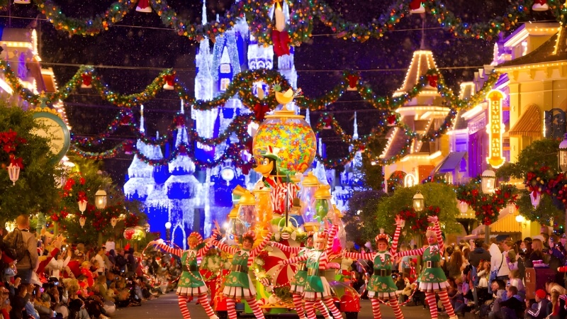 Hình ảnh lễ Giáng sinh ở Việt Nam góc phố nhỏ với cây thông và đèn trang trí mang nét địa phương