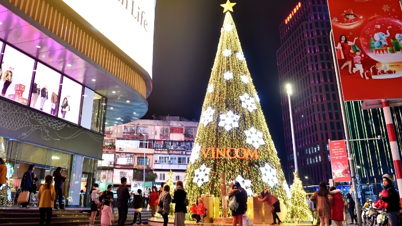 Hình ảnh lễ Giáng sinh ở Việt Nam cảnh nhà thờ và đường phố trang trí đèn kèm phụ kiện truyền thống