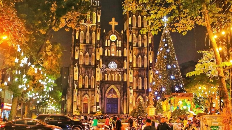 Hình ảnh lễ Giáng sinh ở Việt Nam khung phố được trang hoàng đèn, phản ánh văn hóa địa phương hiện đại