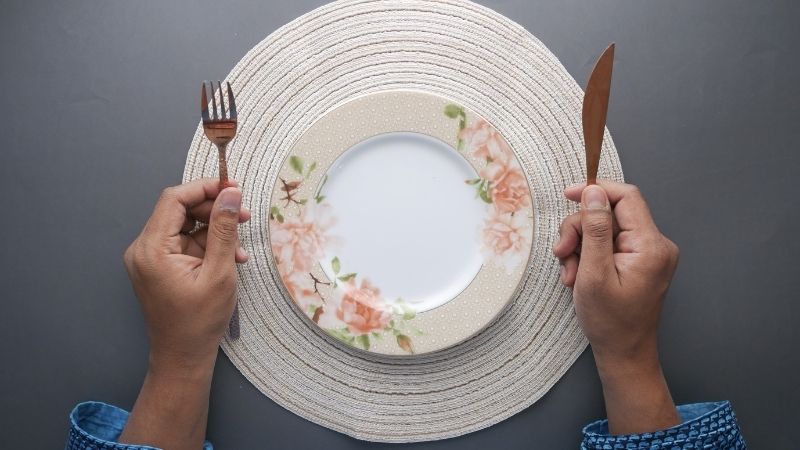 Quy tắc "Bất di bất dịch" khi ngồi vào bàn tiệc Âu