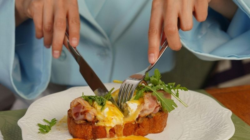 Phân biệt 2 phong cách cầm dao nĩa phổ biến nhất