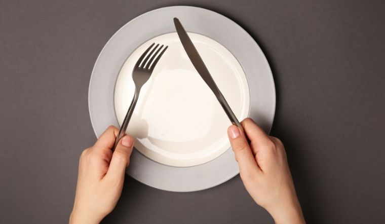 Cách sử dụng dao nĩa đúng chuẩn nhà hàng Âu đơn giản, sang trọng