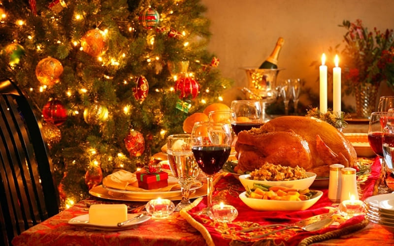 Bữa tiệc Giáng Sinh ấm cúng bên bàn ăn