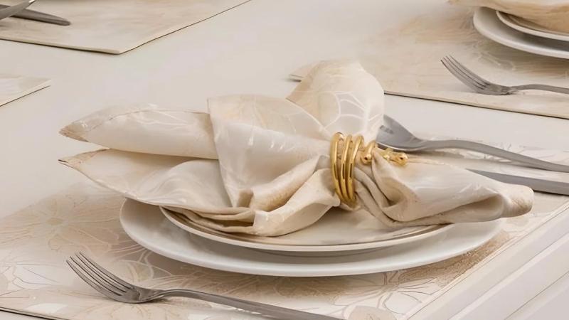 Chuẩn bị chiếc khăn ăn Chuẩn bị chiếc khăn ăn