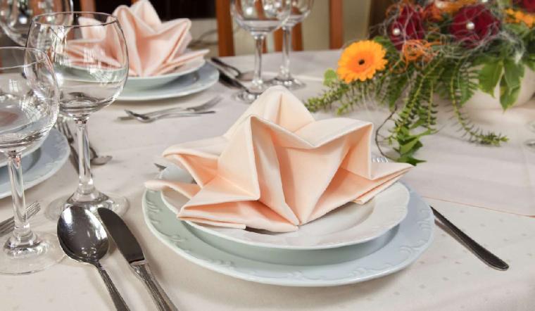 Cách gấp khăn ăn đẹp, đơn giản tại nhà: Hình Hoa Sen, Túi Đựng Dao Nĩa