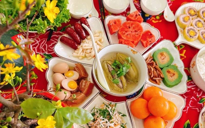 Mâm cơm tất niên phản ánh truyền thống đoàn viên và lòng biết ơn tổ tiên của người Việt Mâm cơm tất niên phản ánh truyền thống đoàn viên và lòng biết ơn tổ tiên của người Việt