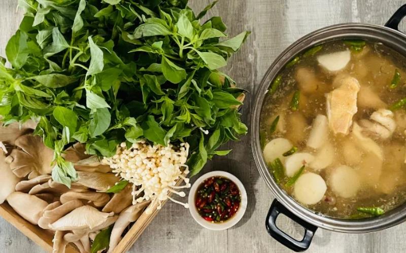 Rau củ và nấm tăng vị ngọt tự nhiên cho nước lẩu. Rau củ và nấm tăng vị ngọt tự nhiên cho nước lẩu.