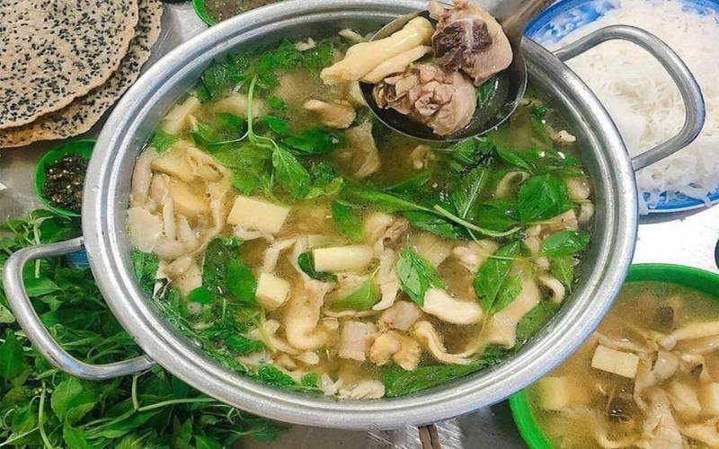 Những rau quá thơm, nồng thường làm át mùi gà và làm đục nước dùng Những rau quá thơm, nồng thường làm át mùi gà và làm đục nước dùng