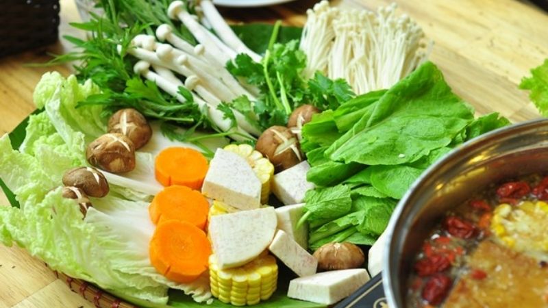 Rửa sạch, cắt đều, bày theo nhóm và màu sắc, dùng mẹt hoặc khay phù hợp Rửa sạch, cắt đều, bày theo nhóm và màu sắc, dùng mẹt hoặc khay phù hợp