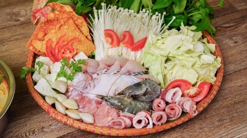 Kết hợp hải sản, thịt, đậu phụ, nấm và tinh bột Kết hợp hải sản, thịt, đậu phụ, nấm và tinh bột