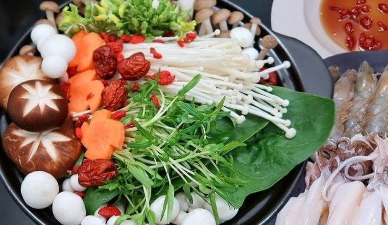 Lẩu hải sản ăn rau gì ngon? Top 7 loại rau nhúng lẩu chuẩn vị nhất