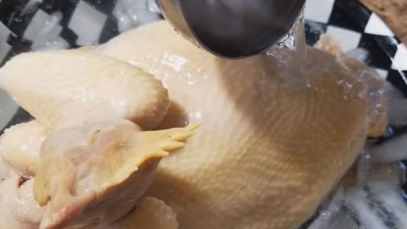 Ngâm gà đã luộc chín ngay lập tức vào nước lạnh già để da se lại, săn chắc Ngâm gà đã luộc chín ngay lập tức vào nước lạnh già để da se lại, săn chắc