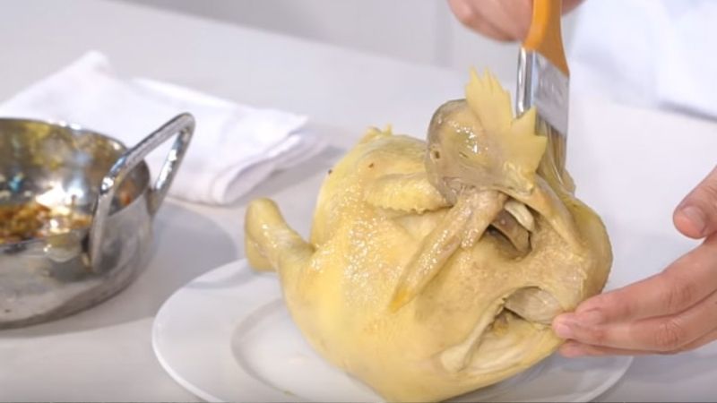 Dùng cọ phết hỗn hợp mỡ gà thắng trộn với bột nghệ lên da gà Dùng cọ phết hỗn hợp mỡ gà thắng trộn với bột nghệ lên da gà