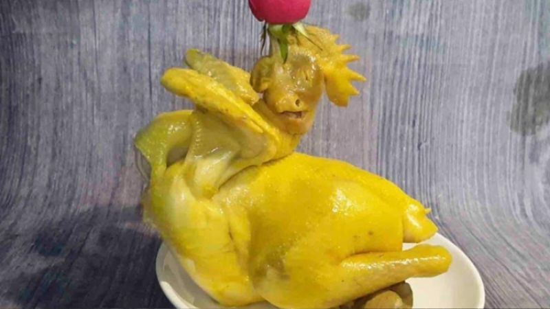 Chéo cánh gà khi cúng giúp gà đẹp mắt, cân đối trên mâm và mang ý nghĩa trang nghiêm Chéo cánh gà khi cúng giúp gà đẹp mắt, cân đối trên mâm và mang ý nghĩa trang nghiêm