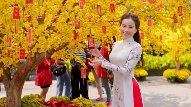 Nên chọn áo dài, trang phục truyền thống khi chụp ở phố hoa