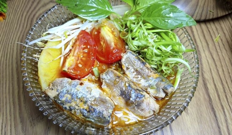 Hướng dẫn cách làm bún cá mòi thơm ngon, mới lạ dễ làm