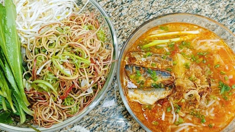 Thưởng thức món bún cá mòi