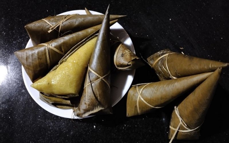 Người dân bản địa thường thích ăn bánh khi còn hơi ấm để cảm nhận rõ độ dẻo và mùi lá thơm Người dân bản địa thường thích ăn bánh khi còn hơi ấm để cảm nhận rõ độ dẻo và mùi lá thơm