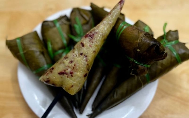 Hình dáng sừng bò và vị dẻo bùi tự nhiên tạo nên nét nổi bật riêng của bánh coóc mò Hình dáng sừng bò và vị dẻo bùi tự nhiên tạo nên nét nổi bật riêng của bánh coóc mò