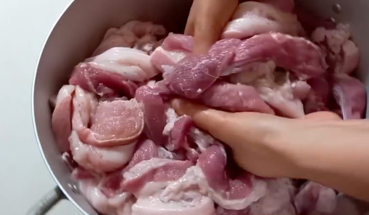 Cách ướp thịt gói bánh chưng chuẩn vị truyền thống, thơm ngon, không bị hôi