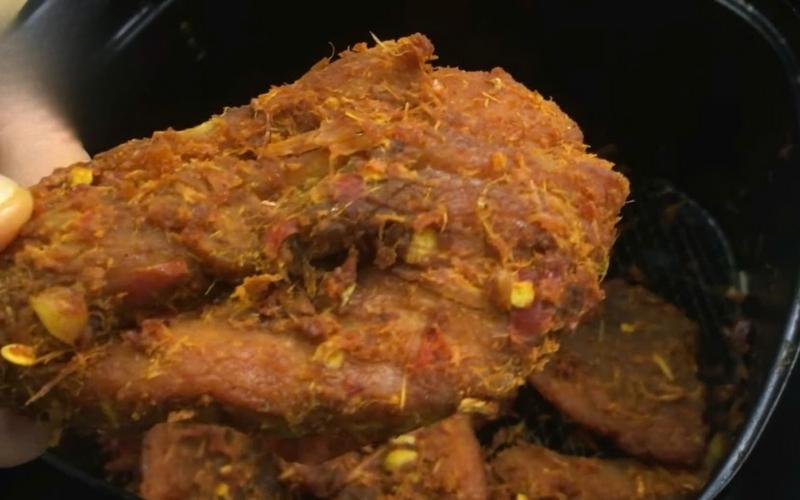 Khô heo đạt chuẩn sẽ có sợi dai nhẹ, màu đẹp và thơm đúng vị