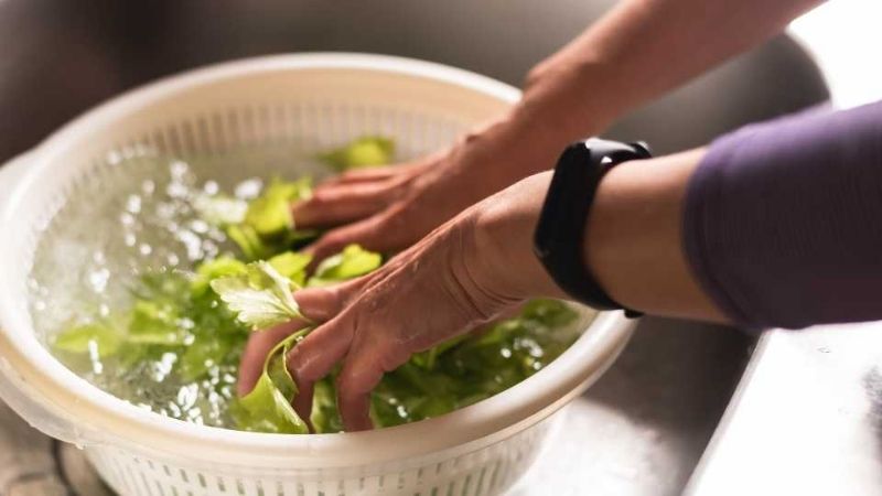 Rửa sạch rau dưới vòi nước Rửa sạch rau dưới vòi nước