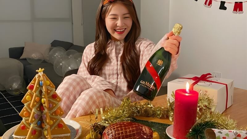 Chụp ảnh Noel bên bàn tiệc ấm cúng Chụp ảnh Noel bên bàn tiệc ấm cúng