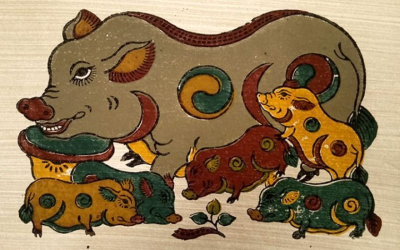 Người thợ làm tranh dùng giấy dó và màu thiên nhiên. Người thợ làm tranh dùng giấy dó và màu thiên nhiên.