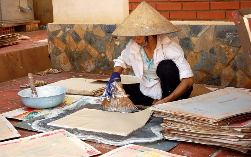Người thợ chế tác giấy điệp và in màu thủ công. Người thợ chế tác giấy điệp và in màu thủ công.