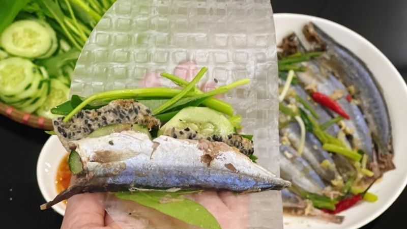 Thưởng thức cá nục hấp cuốn bánh tráng Thưởng thức cá nục hấp cuốn bánh tráng