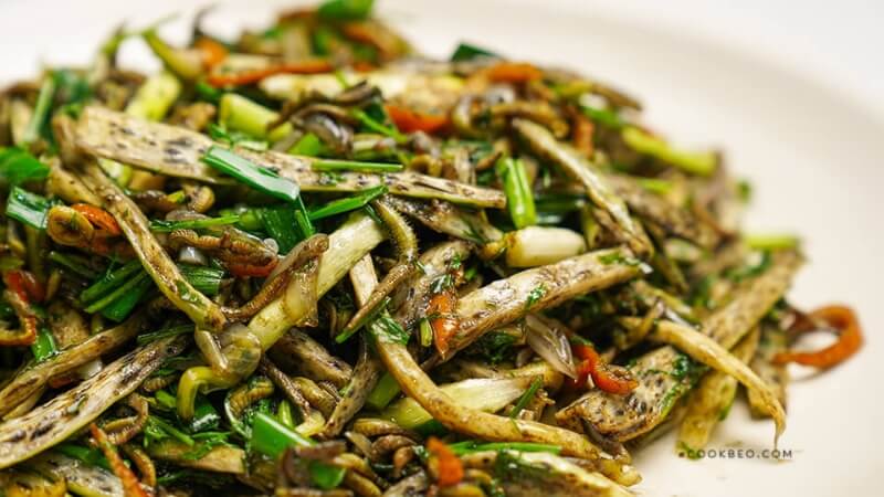 Bước 2: Xào hỗn hợp nguyên liệu