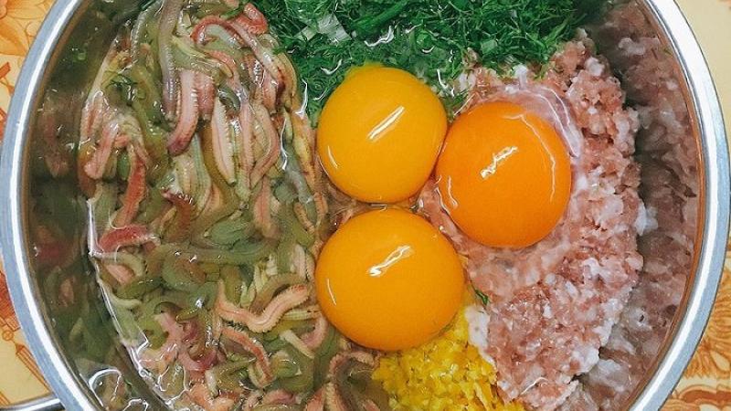 Ướp và trộn hỗn hợp rươi