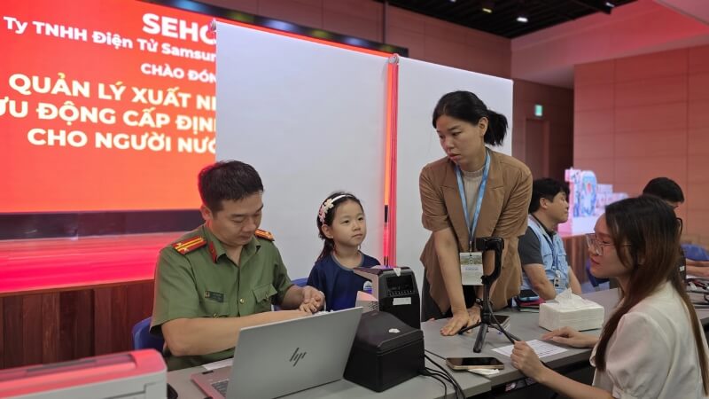 Nộp yêu cầu và giấy tờ chứng minh Nộp yêu cầu và giấy tờ chứng minh