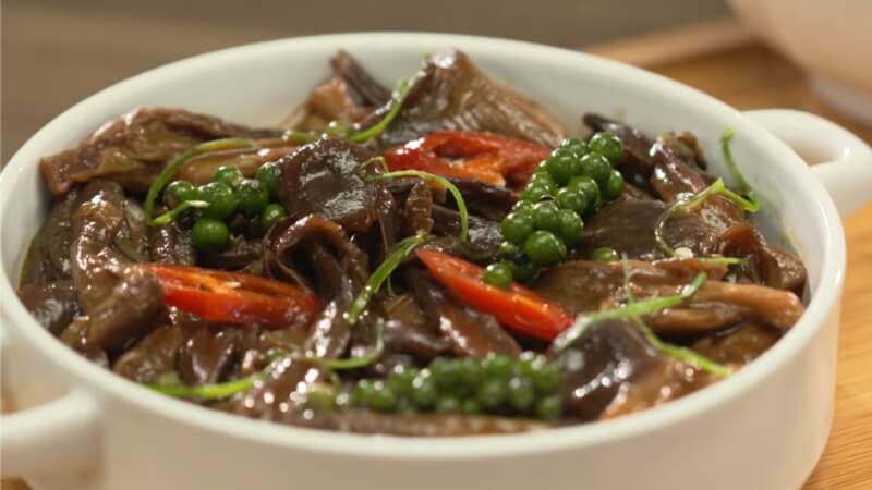 Nấm lộc nhung kho tiêu rất hợp khi kết hợp với các món rau xào nhẹ hoặc bún Nấm lộc nhung kho tiêu rất hợp khi kết hợp với các món rau xào nhẹ hoặc bún