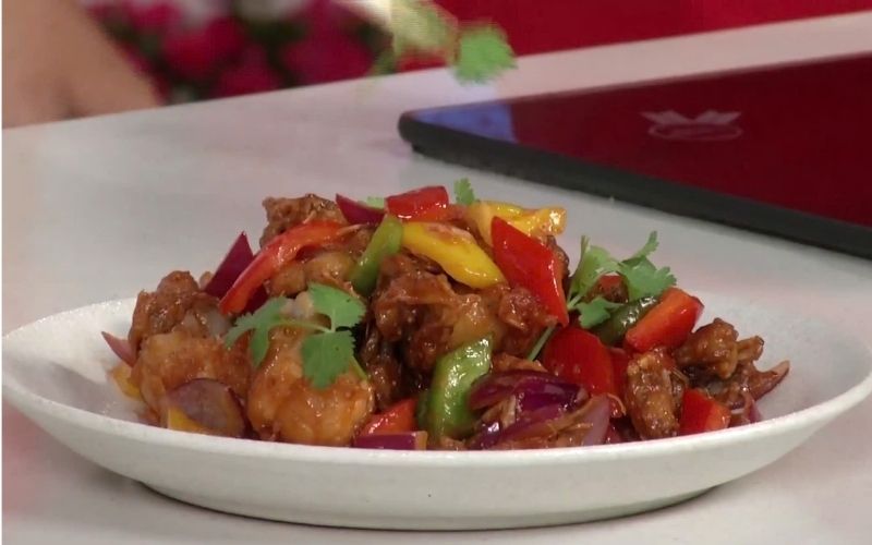 Ăn khi còn nóng cùng cơm hoặc bún để cảm nhận trọn vẹn vị chua ngọt hài hòa và thịt ếch