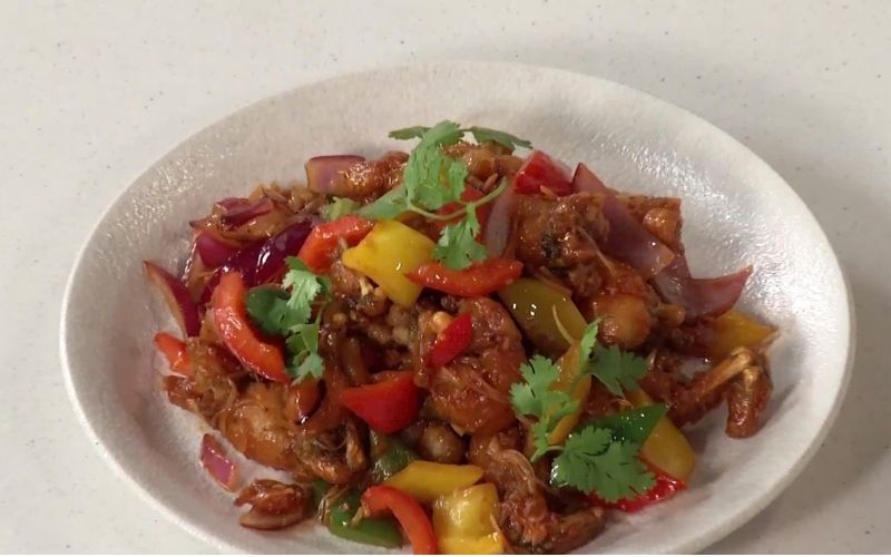 Món ếch xào chua ngọt màu sắc bắt mắt, thịt mềm ngọt, sốt sánh quyện, hấp dẫn vị giác