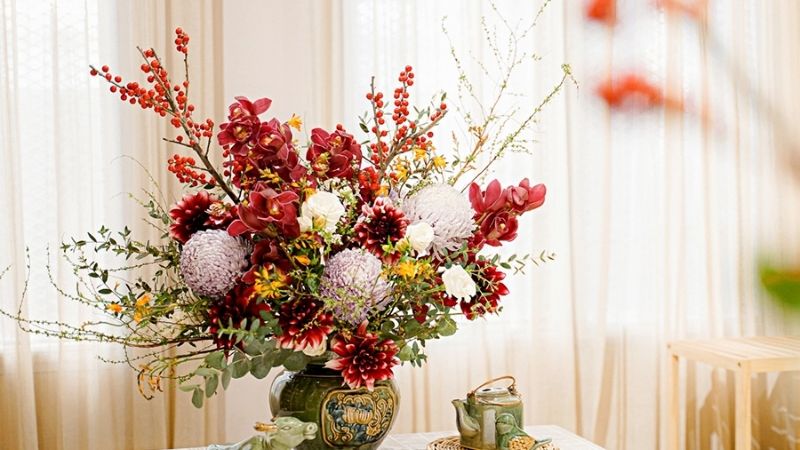 Chọn hoa tươi, phối màu hài hòa và cắm bố cục thoáng để bình hoa vừa bền vừa sang Chọn hoa tươi, phối màu hài hòa và cắm bố cục thoáng để bình hoa vừa bền vừa sang