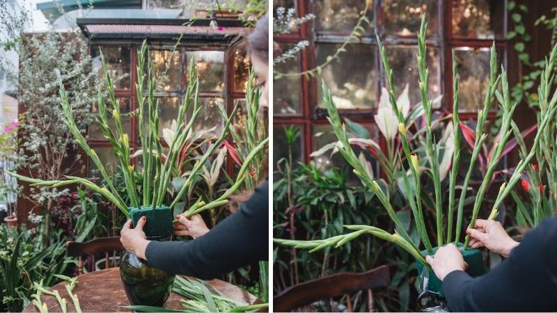 Cắm các cành xòe hai bên và xung quanh Cắm các cành xòe hai bên và xung quanh